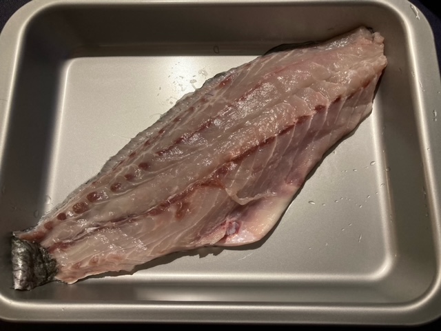 pesce ombrina su pirofila