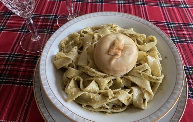 pappardelle al pesto di pistacchi e burratina affumicata